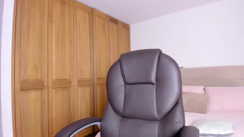 Elena online show from 10/25/25, 09:09