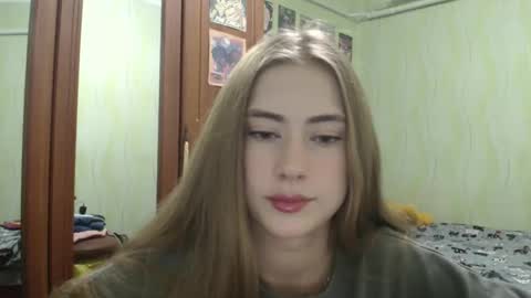 Emelie online show from 10/07/25, 06:49