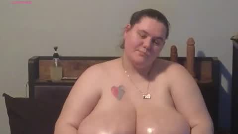 Snapshot of mzjuicybootay2169 chatting on 12/15/25, 04:33 Mzjuicybootay online show from 12/15/25, 04:33