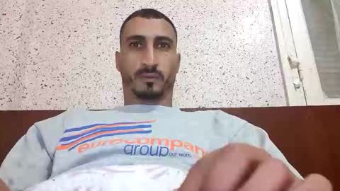 Snapshot of nadirff16 chatting on 11/21/25, 01:21 V online show from 11/21/25, 01:21