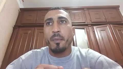 Snapshot of nadirff16 chatting on 11/22/25, 01:43 V online show from 11/22/25, 01:43