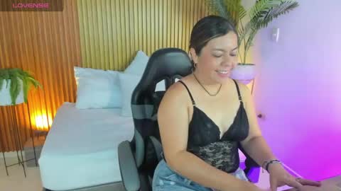 Snapshot of nahia_13 chatting on 04/28/26, 02:33 N A H I A online show from 04/28/26, 02:33