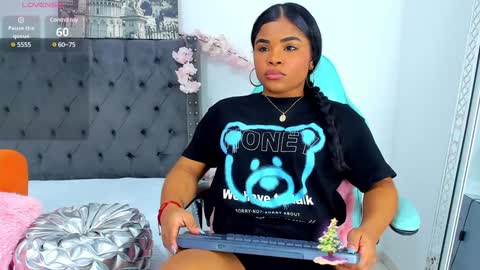 NahiaraReina  online show from 12/08/24, 01:47