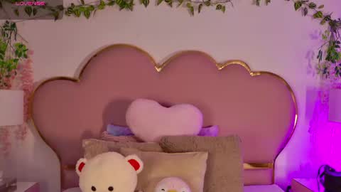 NahiaraReina  online show from 06/18/26, 02:10