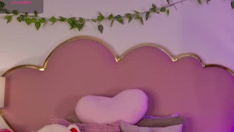 NahiaraReina  online show from 06/22/26, 01:30