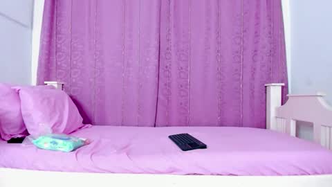 nahomy_smiith_ online show from 10/26/25, 07:53