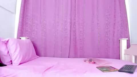 nahomy_smiith_ online show from 11/01/25, 06:43