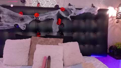 naiaramasson_ online show from 10/28/25, 12:09