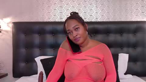 naiaramasson_ online show from 06/06/26, 12:21