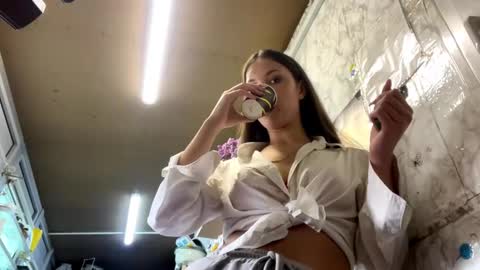 Snapshot of naidahuntzinger chatting on 11/02/25, 06:49 Asya online show from 11/02/25, 06:49