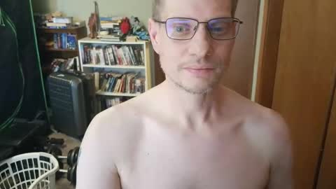 Snapshot of nakedcav chatting on 04/28/26, 07:52 NakedClown online show from 04/28/26, 07:52