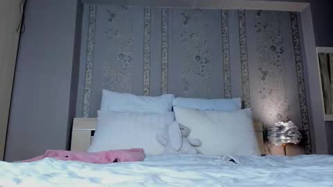 nakedjewel online show from 09/19/25, 07:14