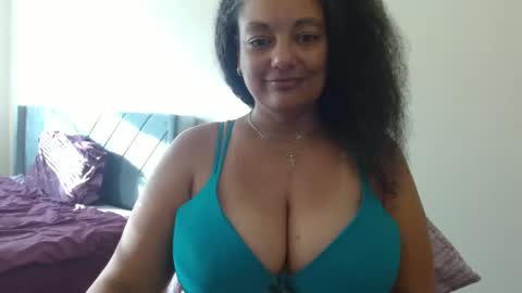Snapshot of nala_thickk chatting on 12/14/24, 03:04 Nala Thickk online show from 12/14/24, 03:04