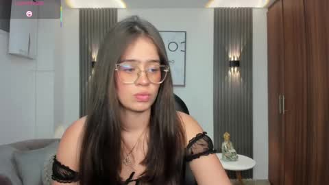 Snapshot of nanaa_snow chatting on 05/19/26, 04:08 Nanaa snow online show from 05/19/26, 04:08
