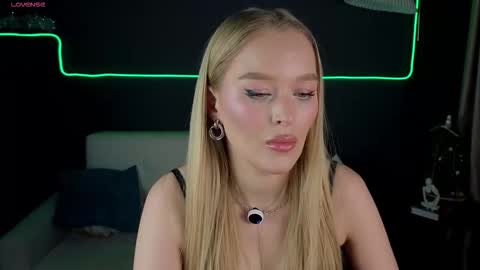 Snapshot of nanny_mommy chatting on 12/14/25, 08:24 nanny online show from 12/14/25, 08:24