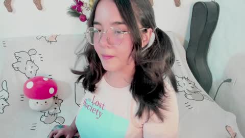 Snapshot of naoko_uwu chatting on 12/14/24, 02:01 Naoko online show from 12/14/24, 02:01