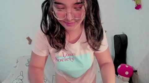 Snapshot of naoko_uwu chatting on 12/17/24, 04:12 Naoko online show from 12/17/24, 04:12