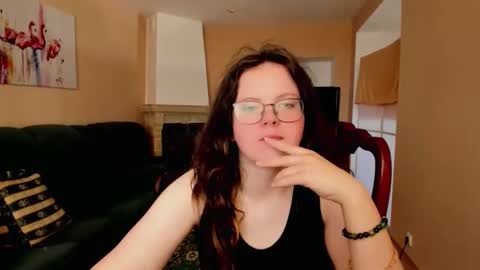 Snapshot of naomi_di chatting on 06/06/26, 06:18 naomi_di online show from 06/06/26, 06:18