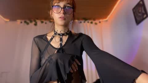 Snapshot of naomi_gyal chatting on 06/11/26, 12:32 Naomi online show from 06/11/26, 12:32