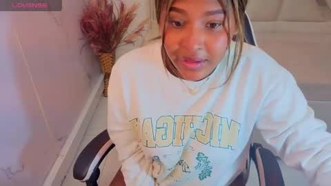 Snapshot of naomi_tp chatting on 05/28/26, 12:35 Naomi online show from 05/28/26, 12:35