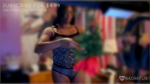 Snapshot of naomifux chatting on 01/07/25, 12:45 Naomi online show from 01/07/25, 12:45