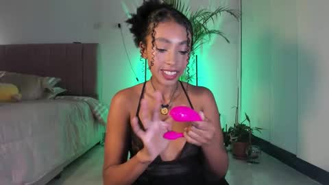 Snapshot of naomii1020 chatting on 11/12/25, 01:17 Naomii online show from 11/12/25, 01:17