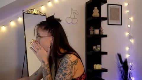 naomii_20 online show from 10/24/25, 01:18