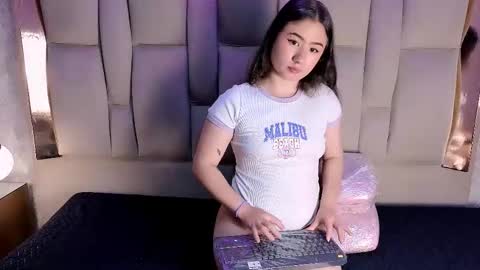 Snapshot of naomii_star chatting on 11/20/25, 09:25 online show from 11/20/25, 09:25