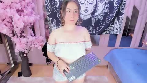 Snapshot of naomii_star chatting on 12/14/25, 09:19 online show from 12/14/25, 09:19