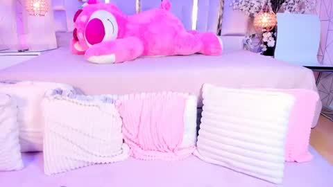 Snapshot of naomii_star chatting on 06/12/26, 06:12 online show from 06/12/26, 06:12