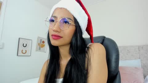 naomiiii   online show from 12/06/24, 01:51