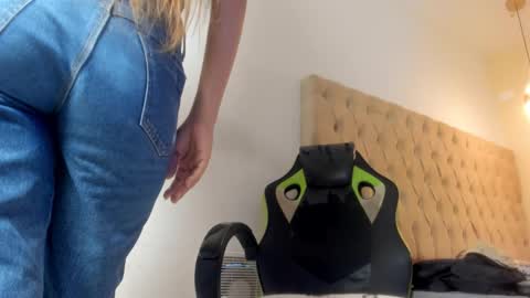 Snapshot of naomis_35 chatting on 12/17/25, 07:31 naomis_35 online show from 12/17/25, 07:31