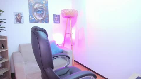 N A O M I  online show from 06/09/26, 02:56