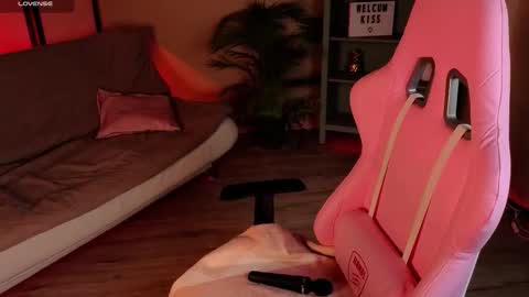 Snapshot of naomiyoru chatting on 09/17/25, 08:43 Naomi online show from 09/17/25, 08:43