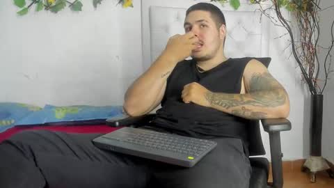 Snapshot of narciso_kh chatting on 11/14/25, 02:54 deibyd online show from 11/14/25, 02:54
