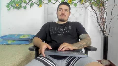 Snapshot of narciso_kh chatting on 11/18/25, 06:51 deibyd online show from 11/18/25, 06:51