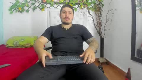 Snapshot of narciso_kh chatting on 11/23/25, 09:36 deibyd online show from 11/23/25, 09:36