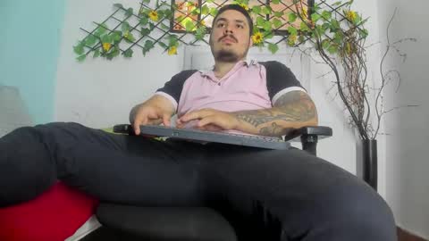 Snapshot of narciso_kh chatting on 11/25/25, 08:42 deibyd online show from 11/25/25, 08:42