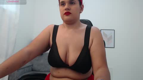 Snapshot of natalia_curvy1 chatting on 10/24/25, 06:15 Nathalia online show from 10/24/25, 06:15