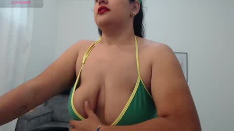 Snapshot of natalia_curvy1 chatting on 10/28/25, 06:43 Nathalia online show from 10/28/25, 06:43