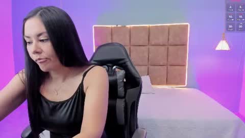 natalia_saenzz_ online show from 06/24/26, 12:04
