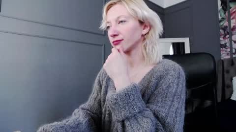 Snapshot of natalie_bitton chatting on 12/02/24, 10:39 Natalie online show from 12/02/24, 10:39