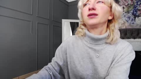 Snapshot of natalie_bitton chatting on 12/15/24, 07:57 Natalie online show from 12/15/24, 07:57