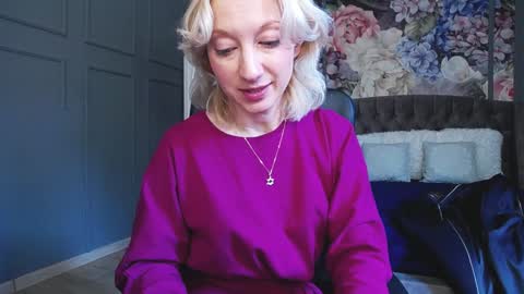Snapshot of natalie_bitton chatting on 12/17/24, 07:40 Natalie online show from 12/17/24, 07:40