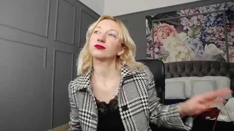 Snapshot of natalie_bitton chatting on 12/21/24, 07:56 Natalie online show from 12/21/24, 07:56