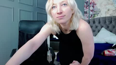 Snapshot of natalie_bitton chatting on 12/31/24, 08:15 Natalie online show from 12/31/24, 08:15