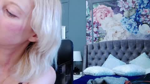Snapshot of natalie_bitton chatting on 01/01/25, 07:41 Natalie online show from 01/01/25, 07:41