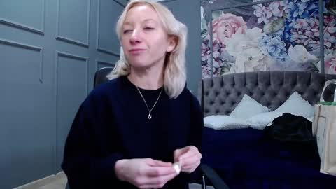 Snapshot of natalie_bitton chatting on 01/06/25, 07:42 Natalie online show from 01/06/25, 07:42
