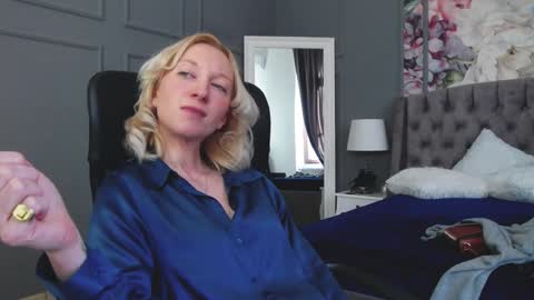 Snapshot of natalie_bitton chatting on 01/13/25, 10:47 Natalie online show from 01/13/25, 10:47