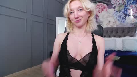 Snapshot of natalie_bitton chatting on 01/14/25, 10:59 Natalie online show from 01/14/25, 10:59